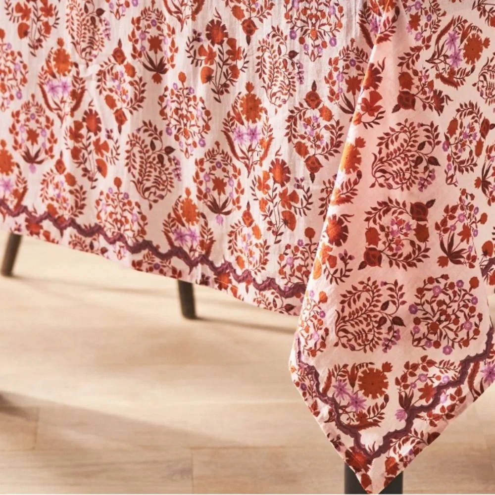 Meera‎ table runner